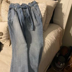 Abercrombie & Fitch Straight Leg Mom Jean